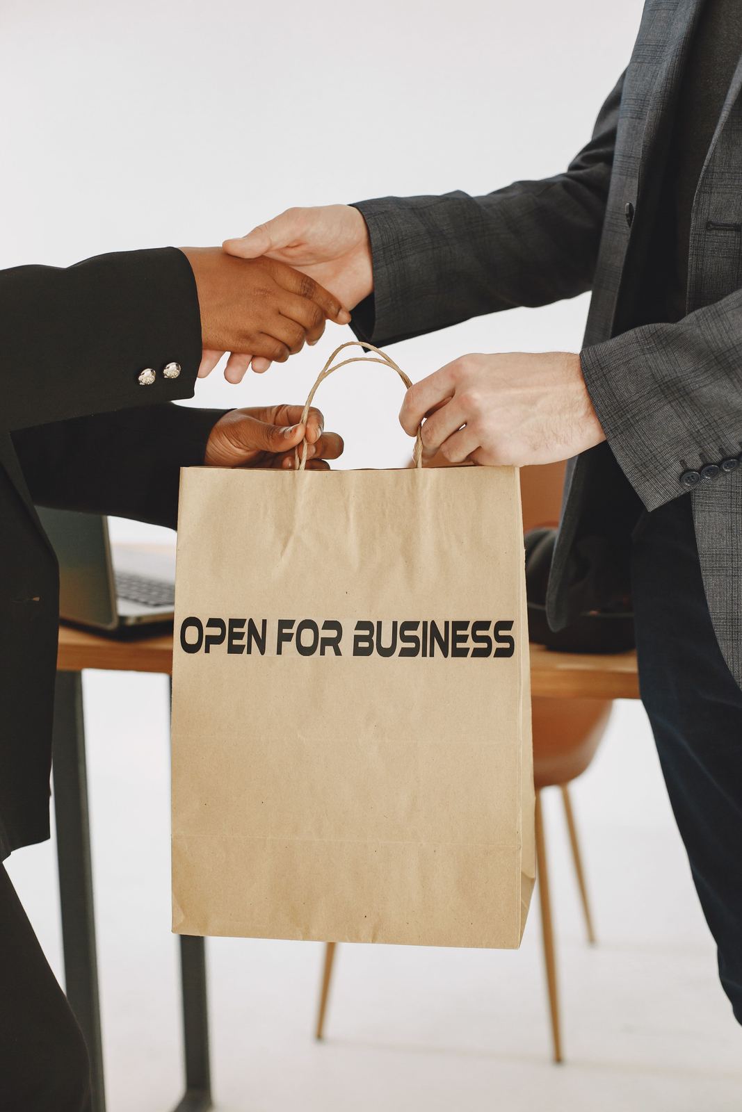 Empresário Reabre Loja Falida Só Para Tirar Foto Bonita Para o LinkedIn